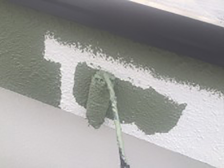 外壁塗料にて、破風仕上げ1回目を行います。