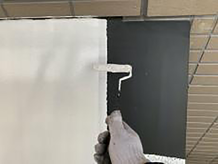 霧除けに専用プライマーを塗布します。<br />
ビ鋼板の為、専用プライマーを塗布します。