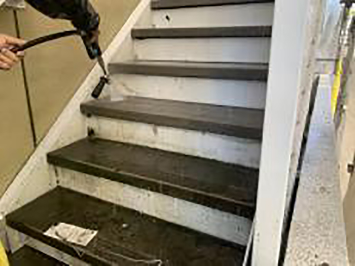 階段まわり等を高圧ジェットで洗浄します。