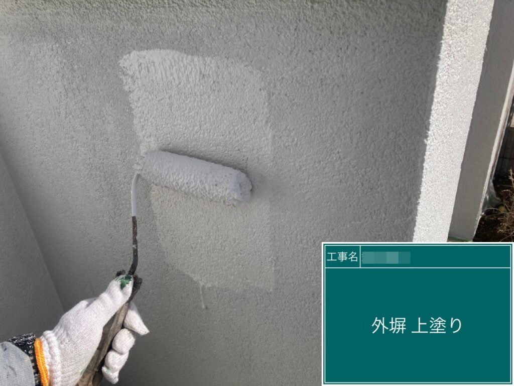 擁壁の上塗りを行います。