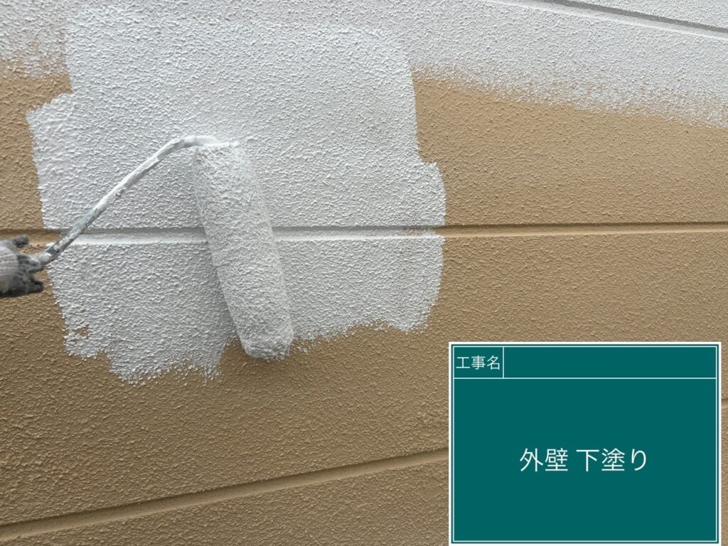 外壁に下塗りを行います。
