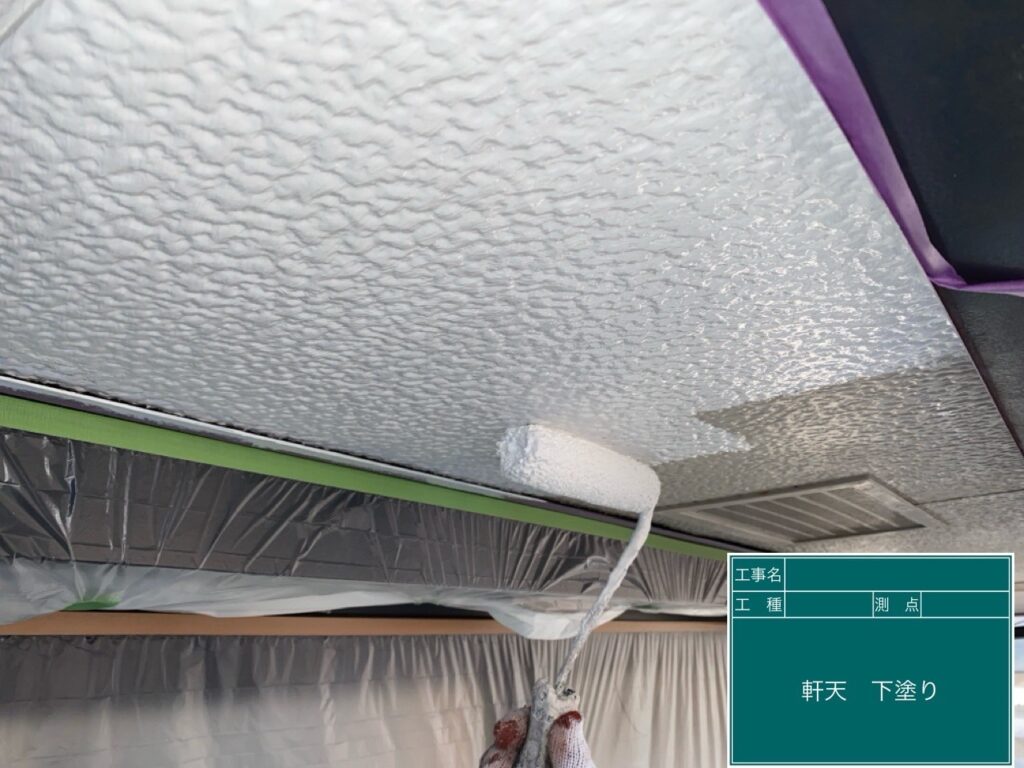 軒天の仕上げ塗装1回目です。