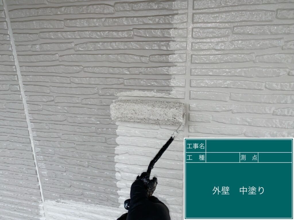 中塗りを行います。