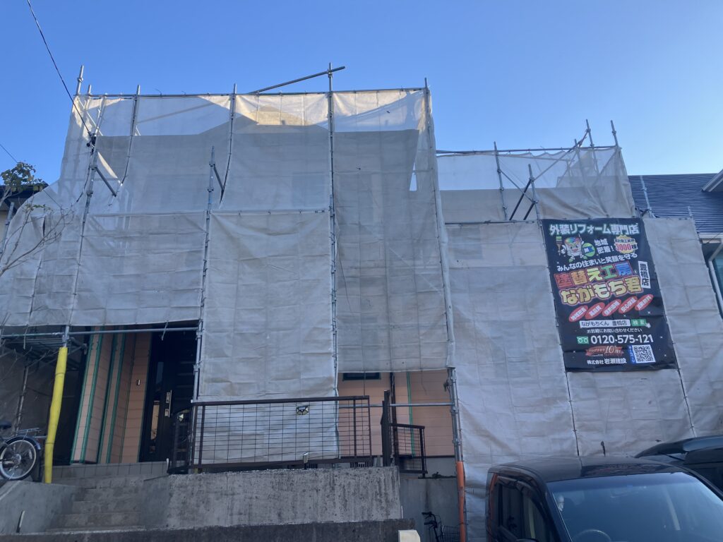 足場架けとメッシュシートを設置します。