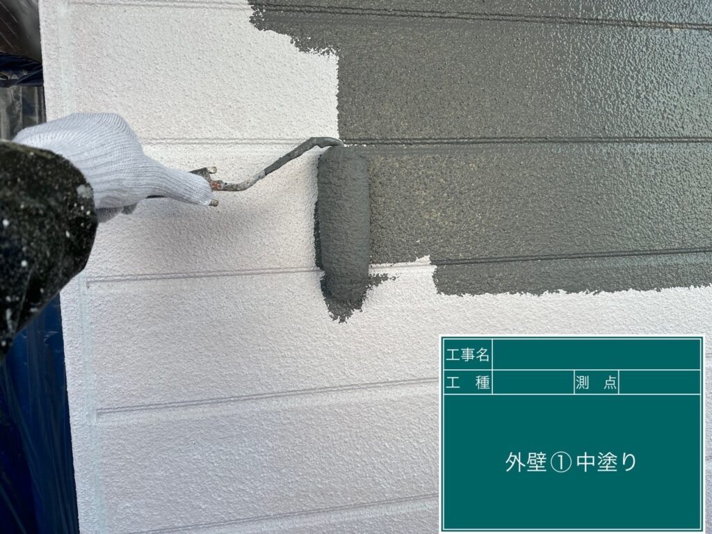 中塗りを行います。