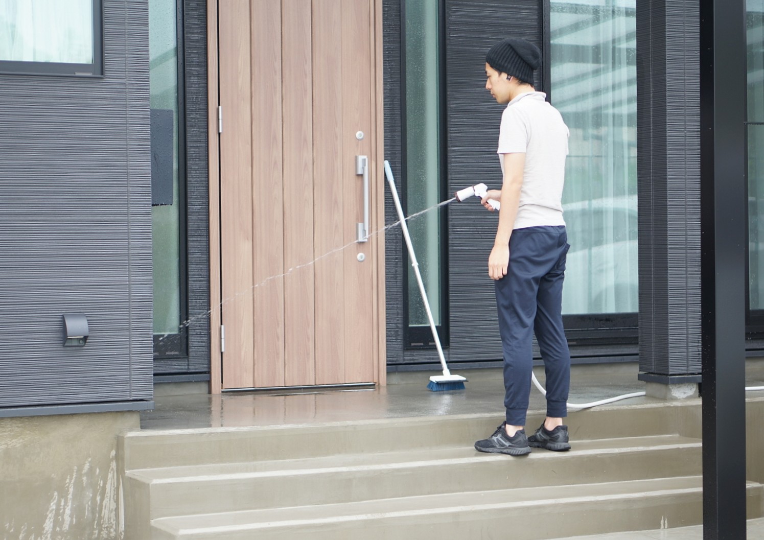 豊橋市・豊川市・田原市・新城市で外壁の汚れが気になるときDIYしてもいい？業者に依頼すべき？オススメの方法を解説！