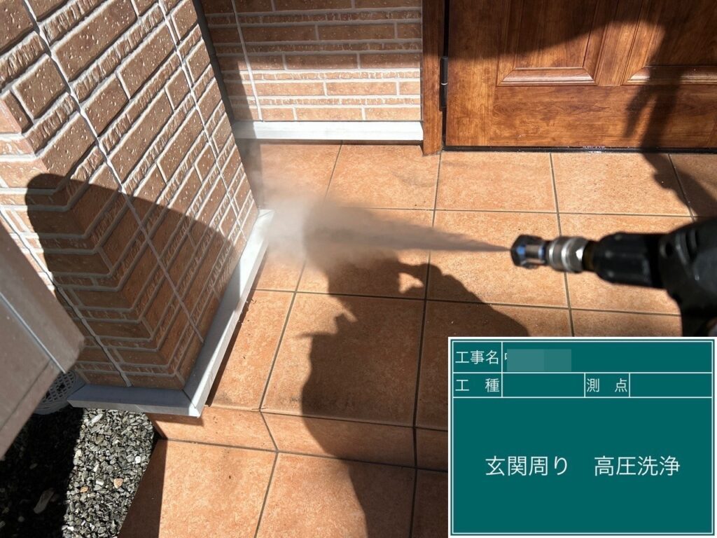 玄関周りを高圧ジェットで洗浄します。