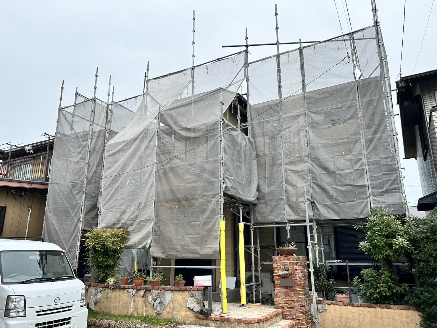 只今施工中！豊川市 M様邸外壁屋根塗装工事