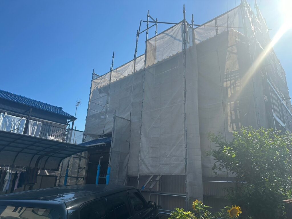 足場架けとメッシュシートを設置します。