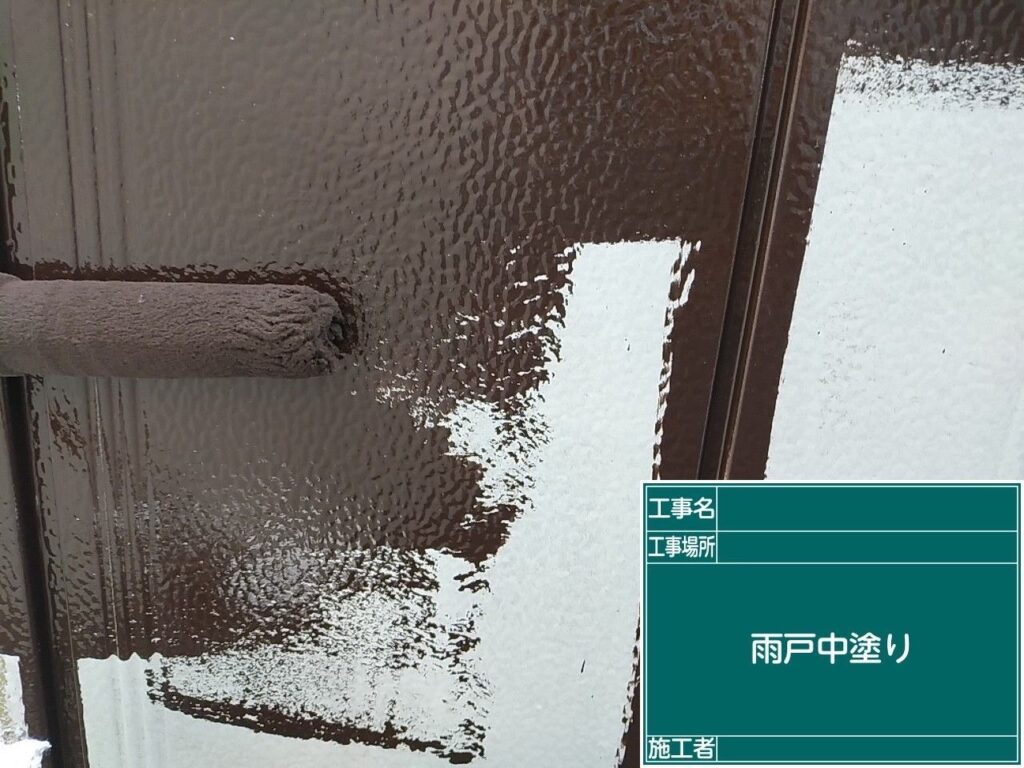 雨戸の中塗りをします。
