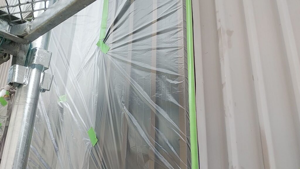 玄関回りや窓回りに養生を設置します。