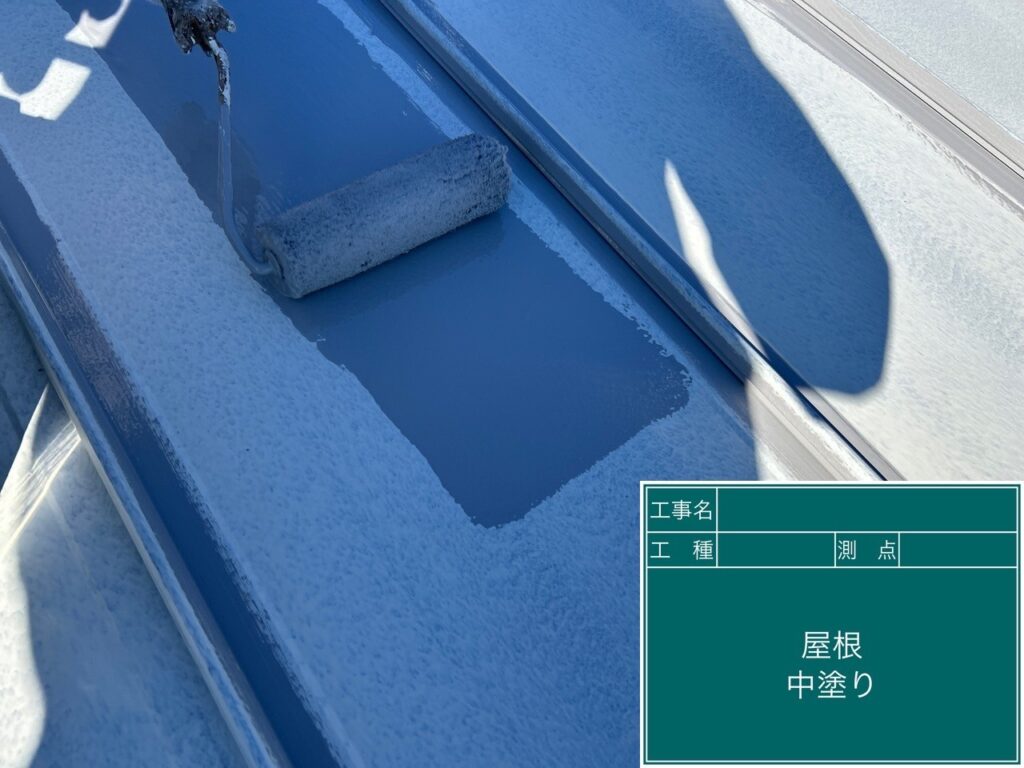 中塗りを行います。