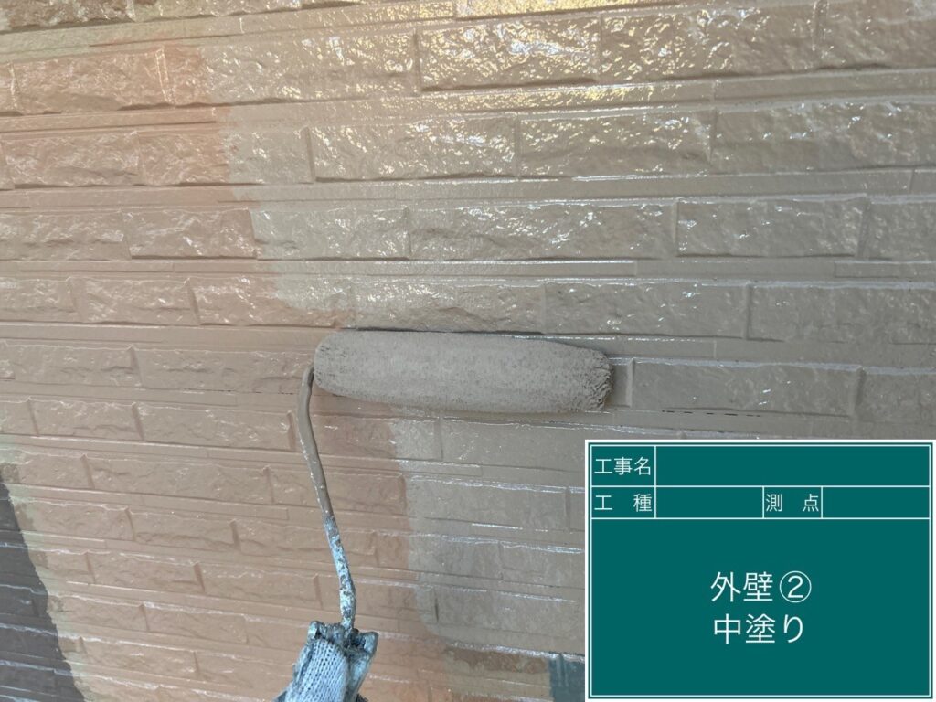 中塗りを行います。