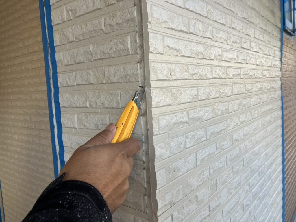 古い目地コーキングを切り取ります。