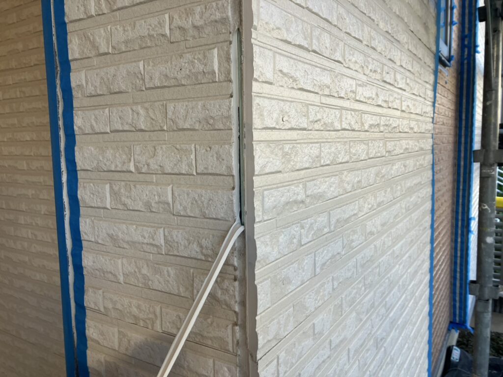 切り取ったコーキングを撤去します。