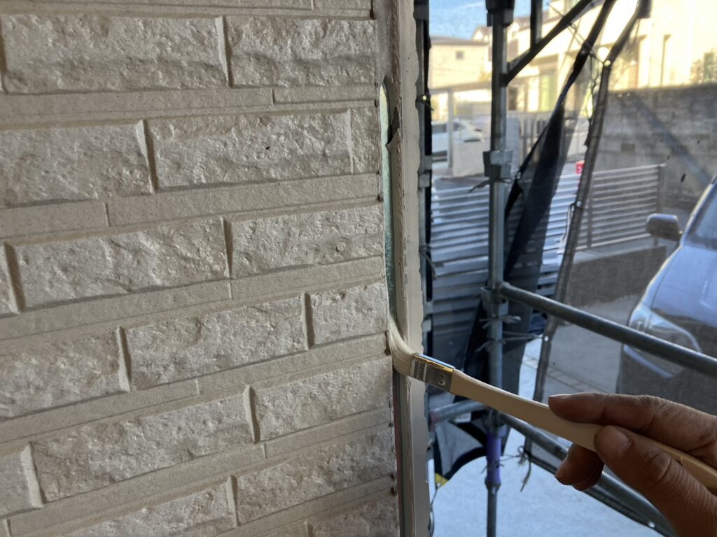 専用プライマーを塗布します。