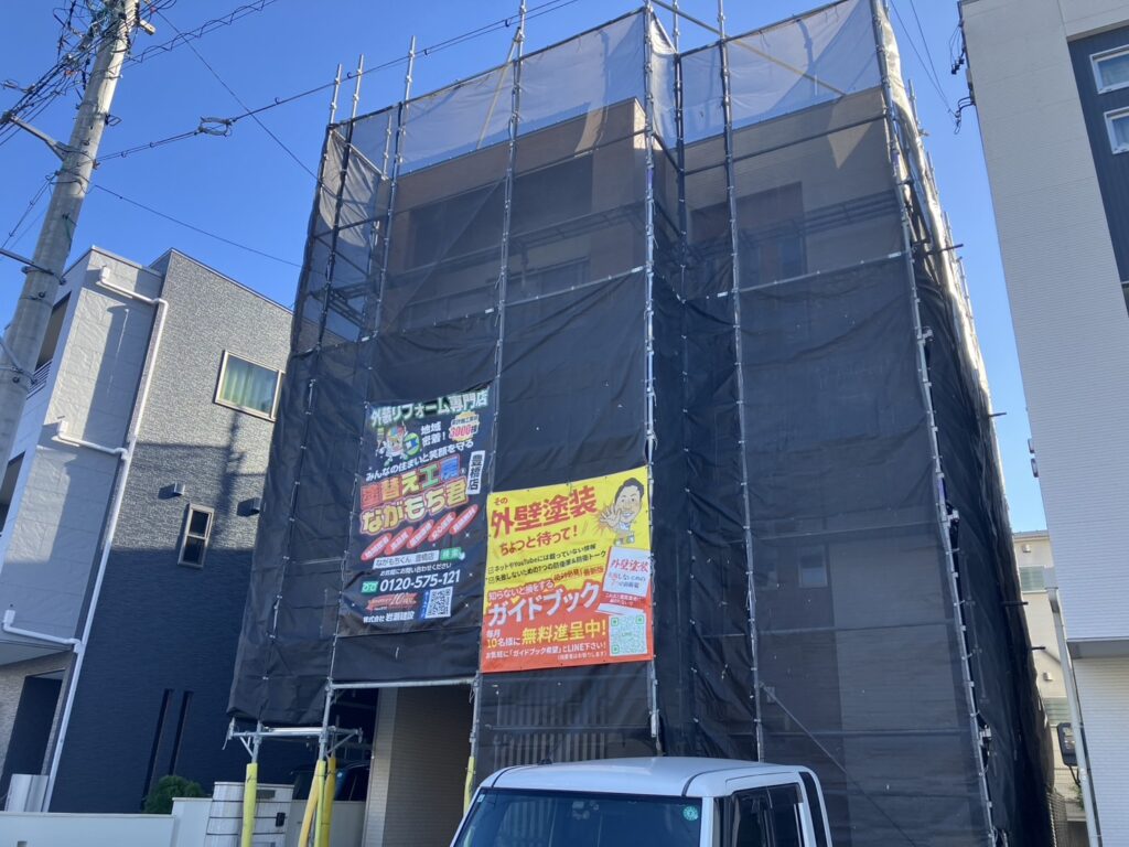 足場架けとメッシュシートを設置します。