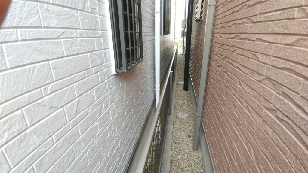 足場解体後は東面のフェンスを復元して、ご近隣さんに挨拶をします。