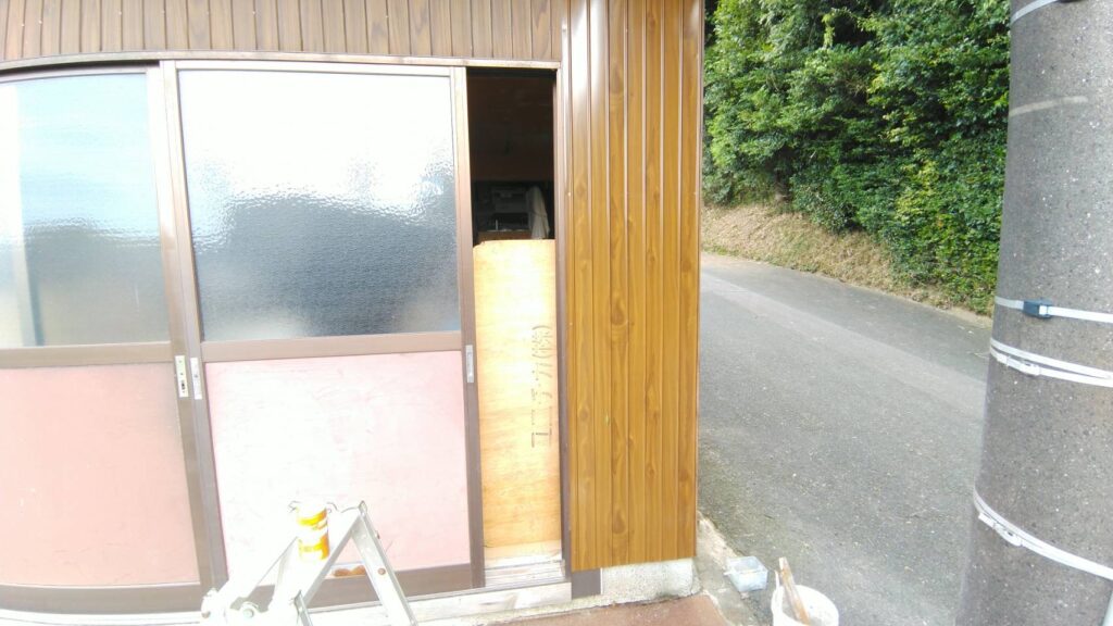 湾曲してしまっていたトタンを張り替えました。