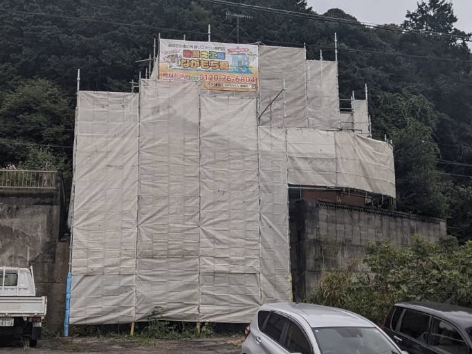 足場架け＆メッシュシート設置