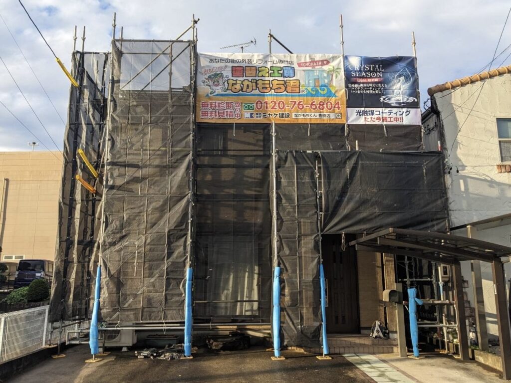 足場架け＆メッシュシート設置