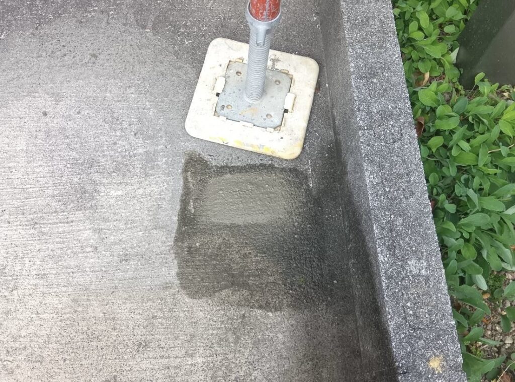 しっかりセメントで綺麗に戻します。