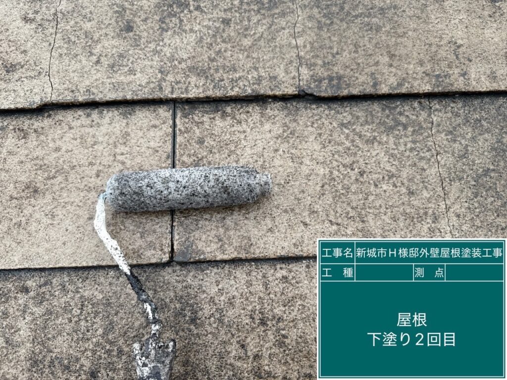 下塗り2回目／吸い込みが激しいため下塗りを2回入れていきます。