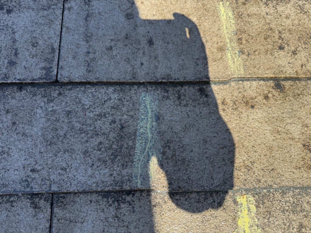 スレート屋根のひび割れ補修（2液高弾性エポキシ樹脂補修材）