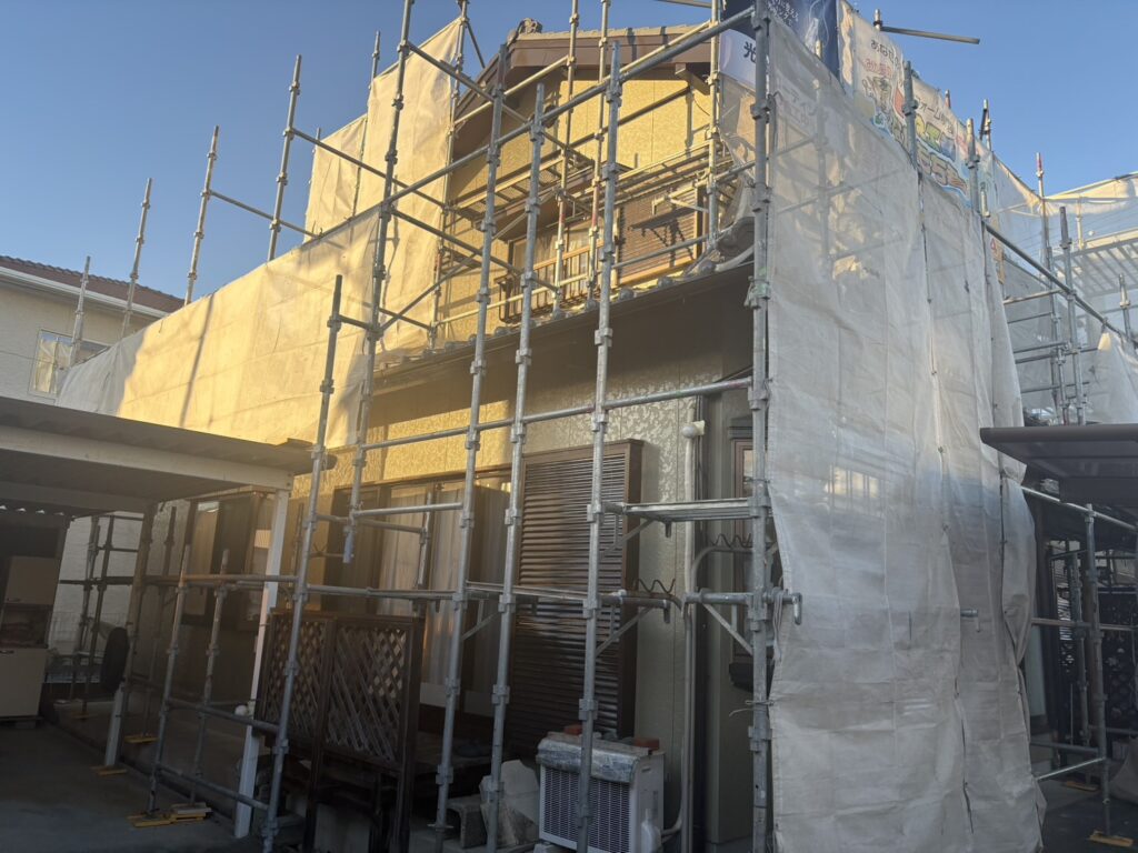 外壁・付帯部・バルコニー・漆喰の確認、手直し、タッチアップを行います。