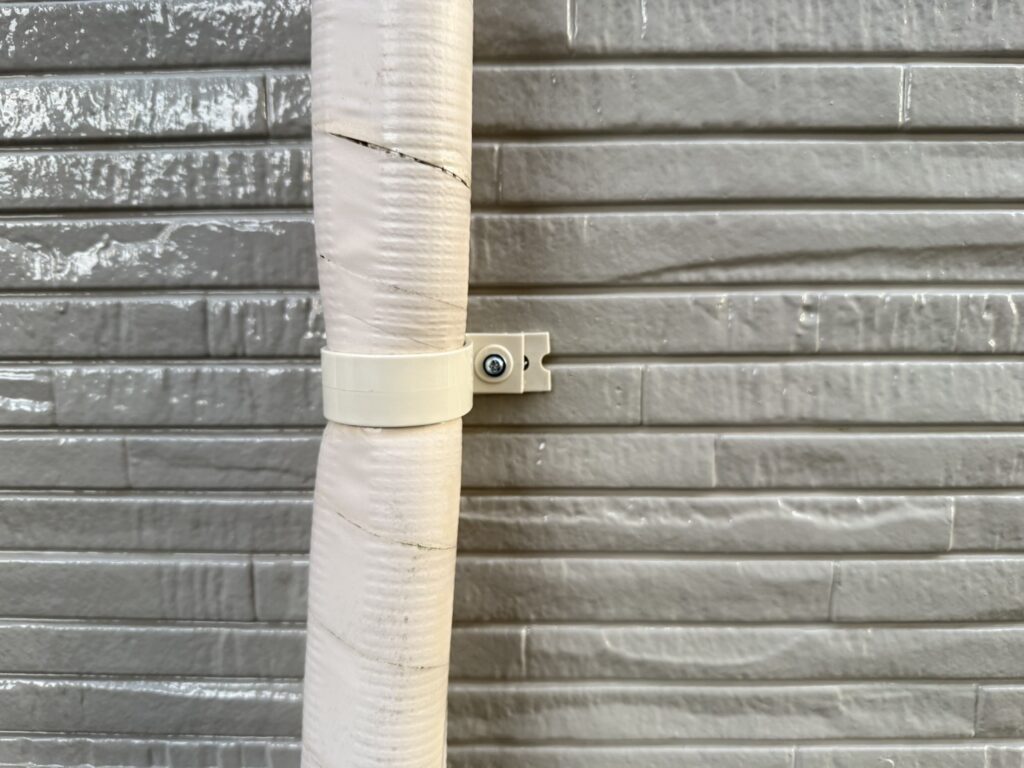 エアコンホース留めバンドの取替えを行いました。