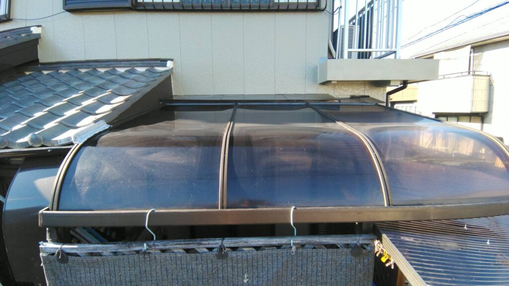 足場解体後、取外したアクリル板を復元します。