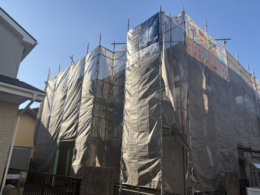 足場架け＆メッシュシート設置