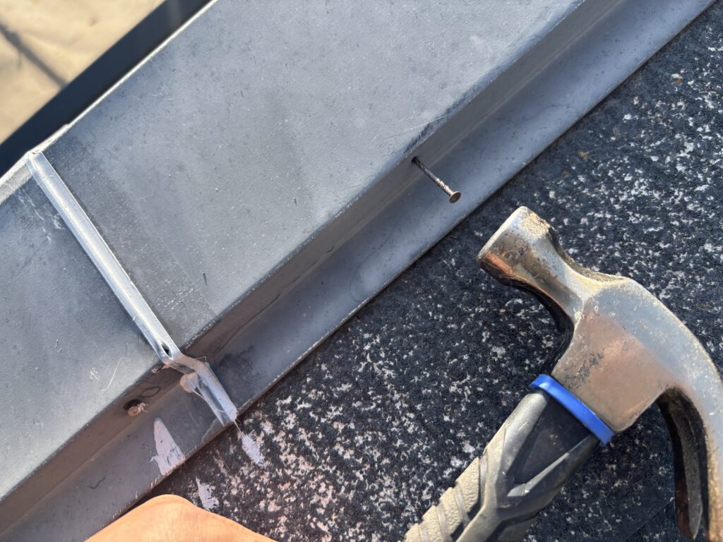 屋根板金部釘押さえ＆新設補強