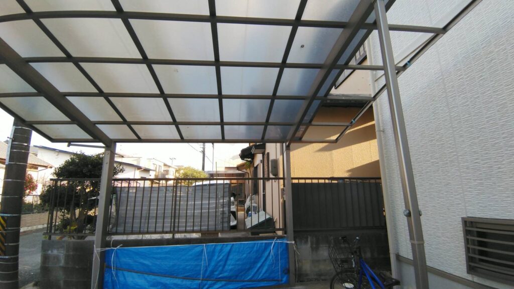 足場設置のためカーポートポリカ材の取外しを行います。外したポリカ材は静置保管致します。