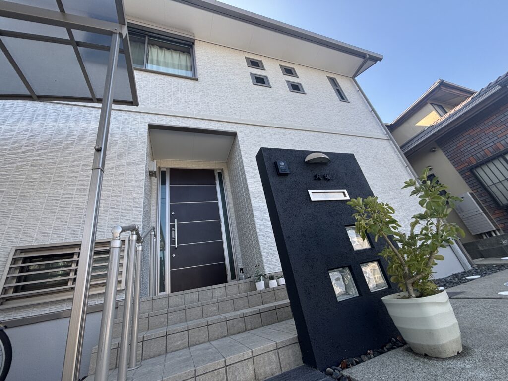 多彩模様の外壁にアクセントとなる化粧擁壁！高級感と存在感が増しましたね!(^^)!