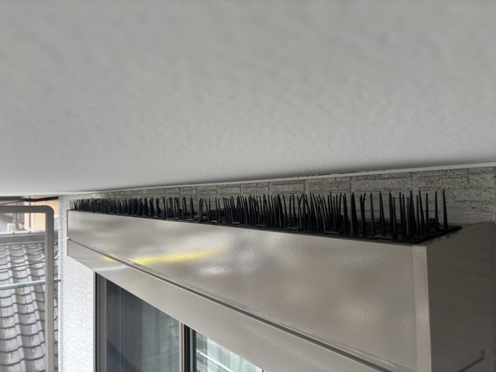 シャッターBOX上には、とげとげ対策を。