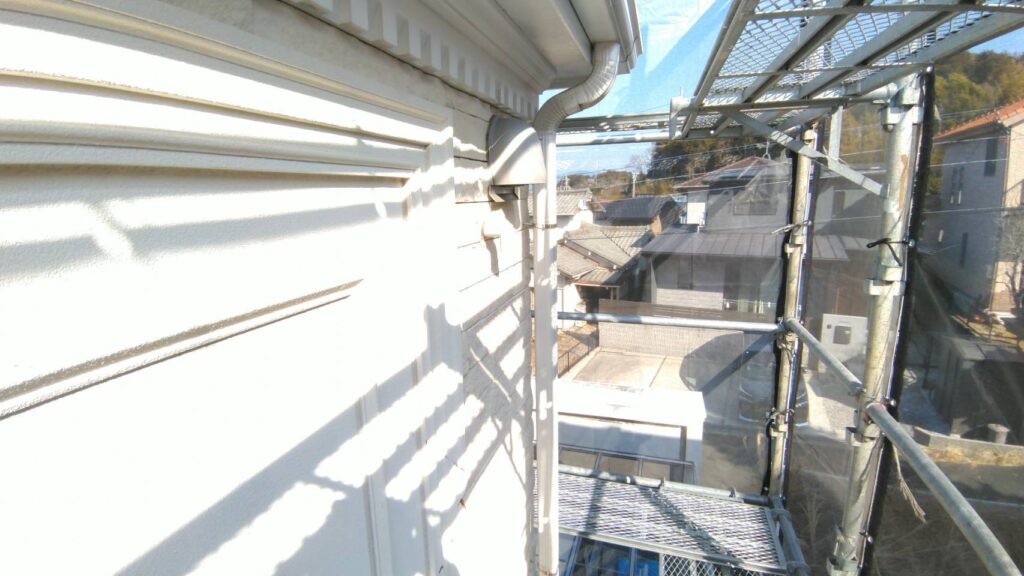 風災害により歪んだ雨どいの補修を行いました。