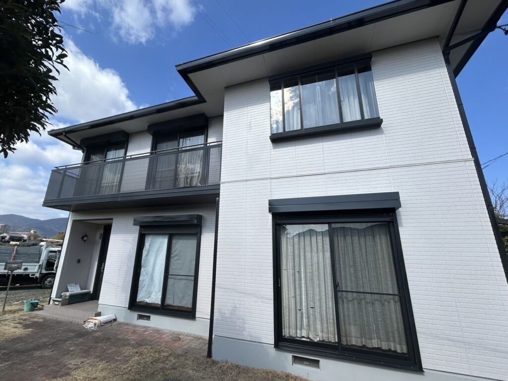 多彩模様で優雅で豪華な外壁になり、全体も明るくなりまるで新築の様です！