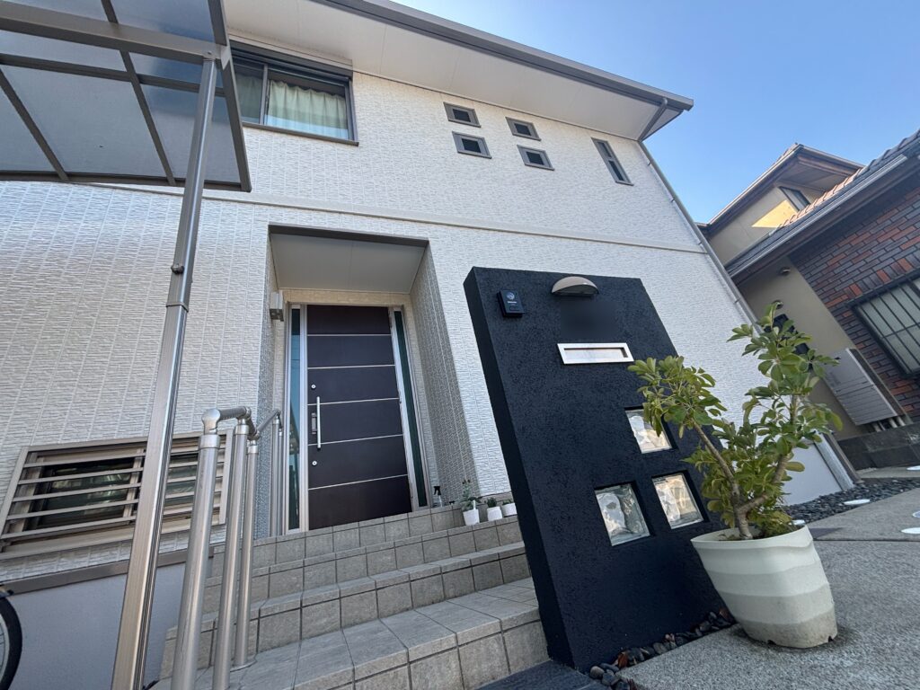 多彩模様の外壁にアクセントとなる化粧擁壁！高級感と存在感が増しましたね!(^^)!