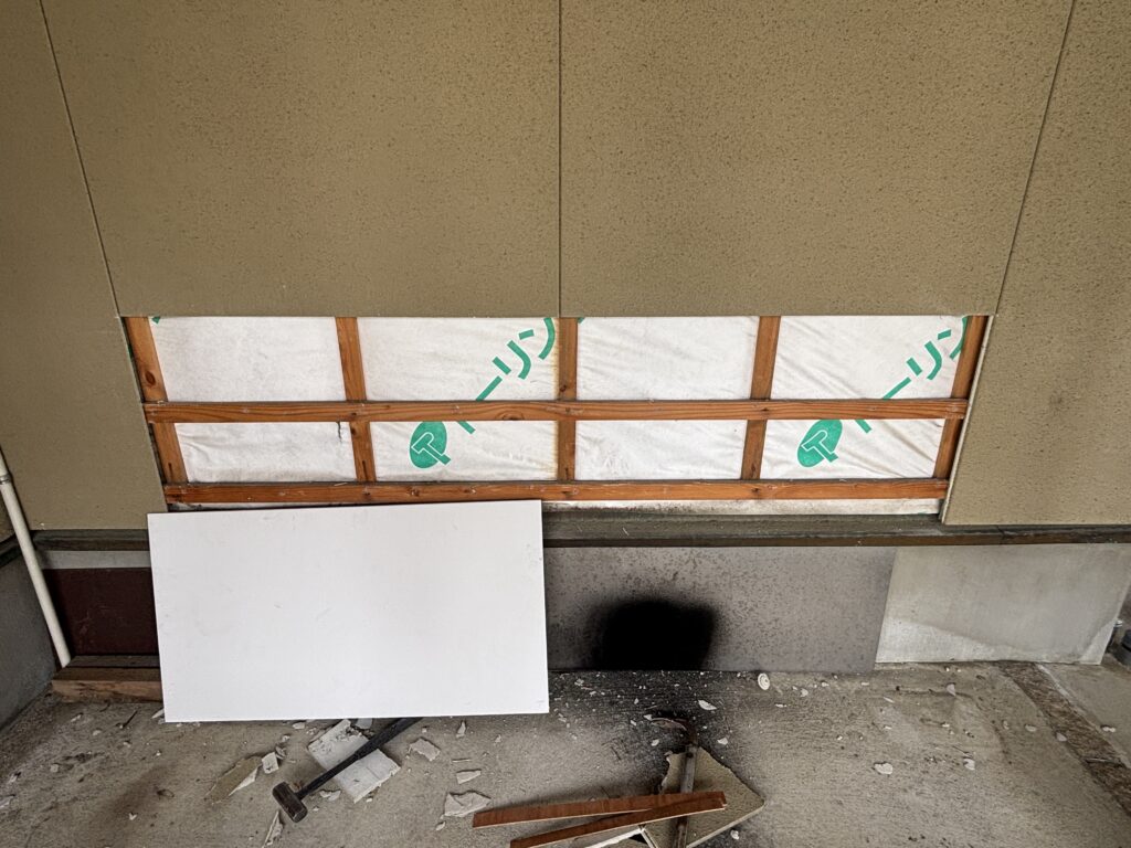 割れカ所サイディングの張替え／カット解体後