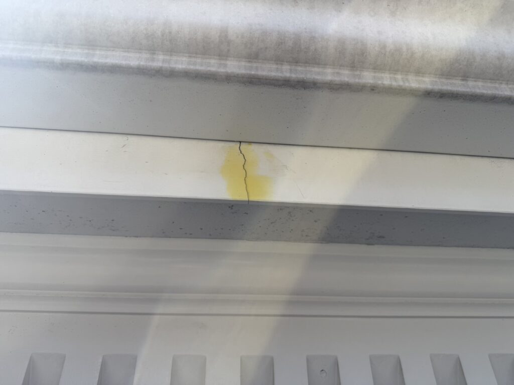 鼻隠しクラック補修①