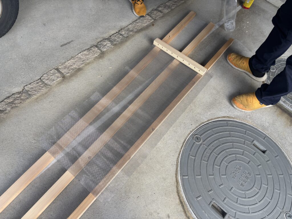 更に赤松の上に巣を作られぬように、ステンメッシュを設置します。