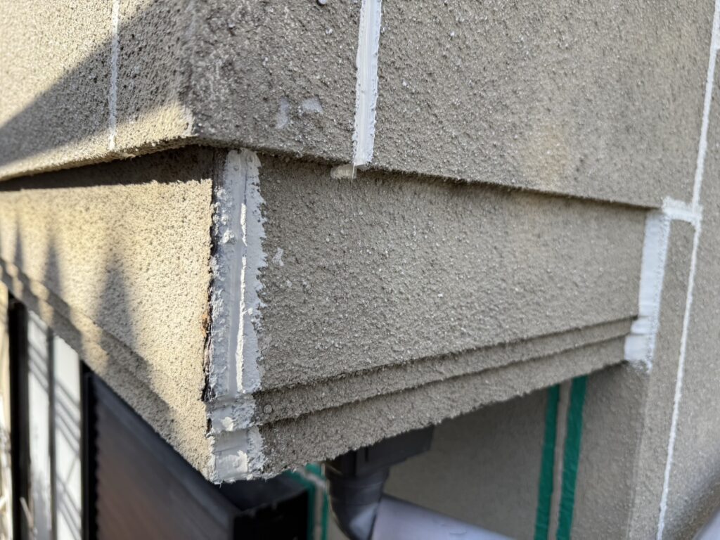 破風板ジョイントや入隅等のコーキング設置