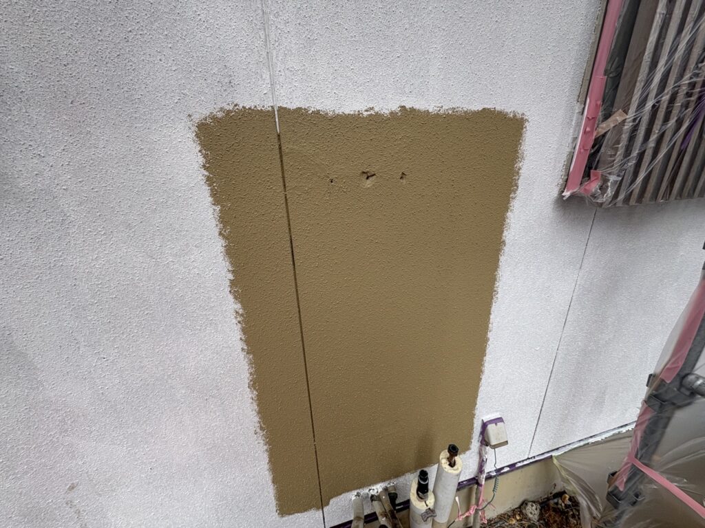 まづは既設の給湯器を撤去した後に、裏面の塗装を行います。（一発仕上げで色のみ付ける）