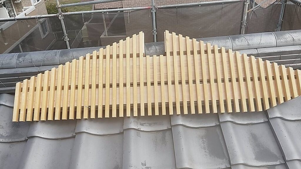 妻飾り裏面の下地に赤松材を造作設置します！