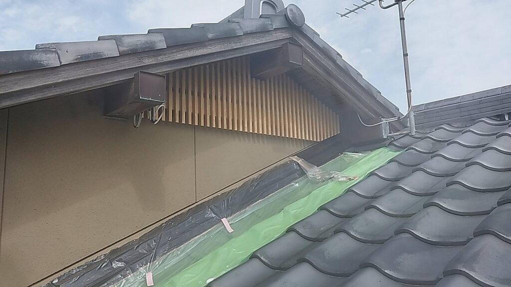 改造した妻飾りを再設置しました。