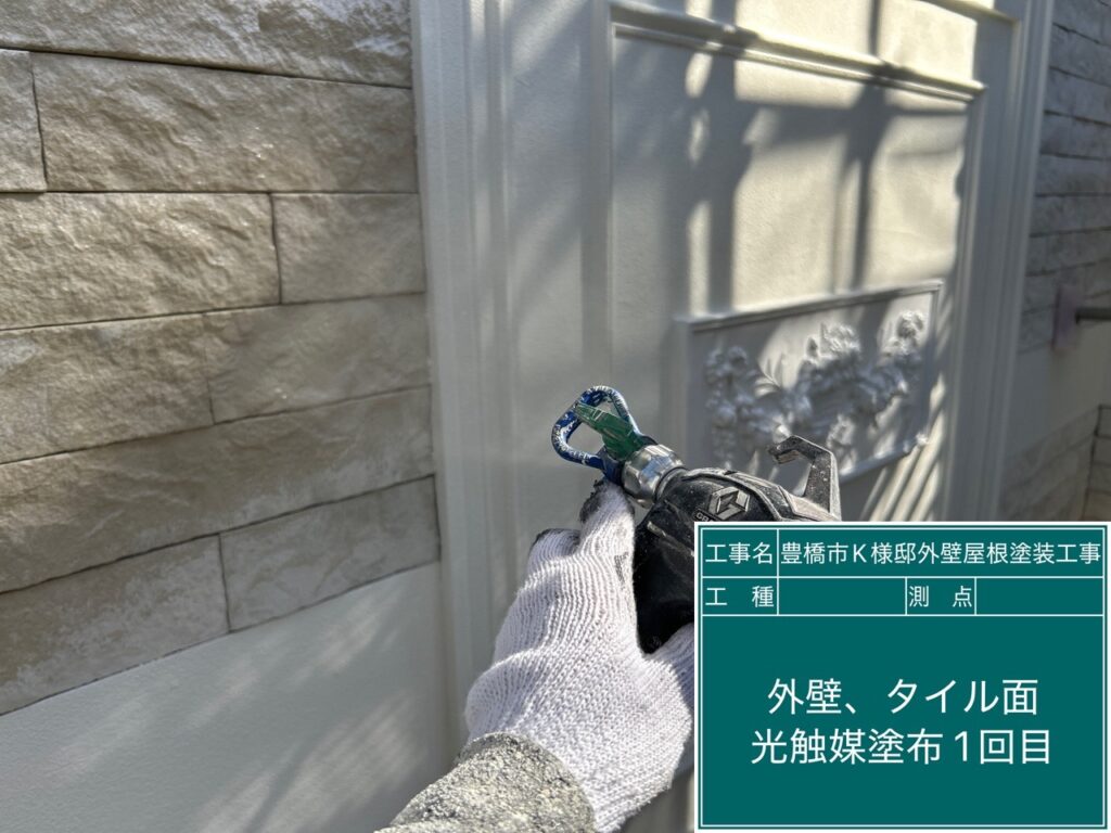 サイディング壁光触媒塗布1回目