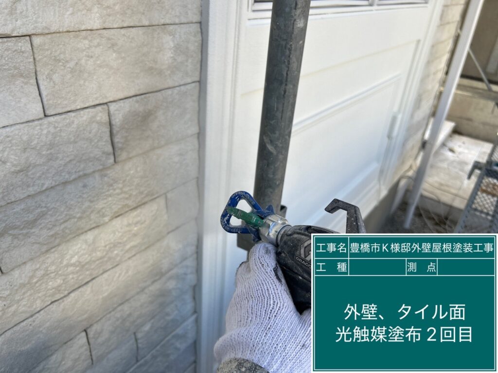 タイル壁光触媒塗布2回目