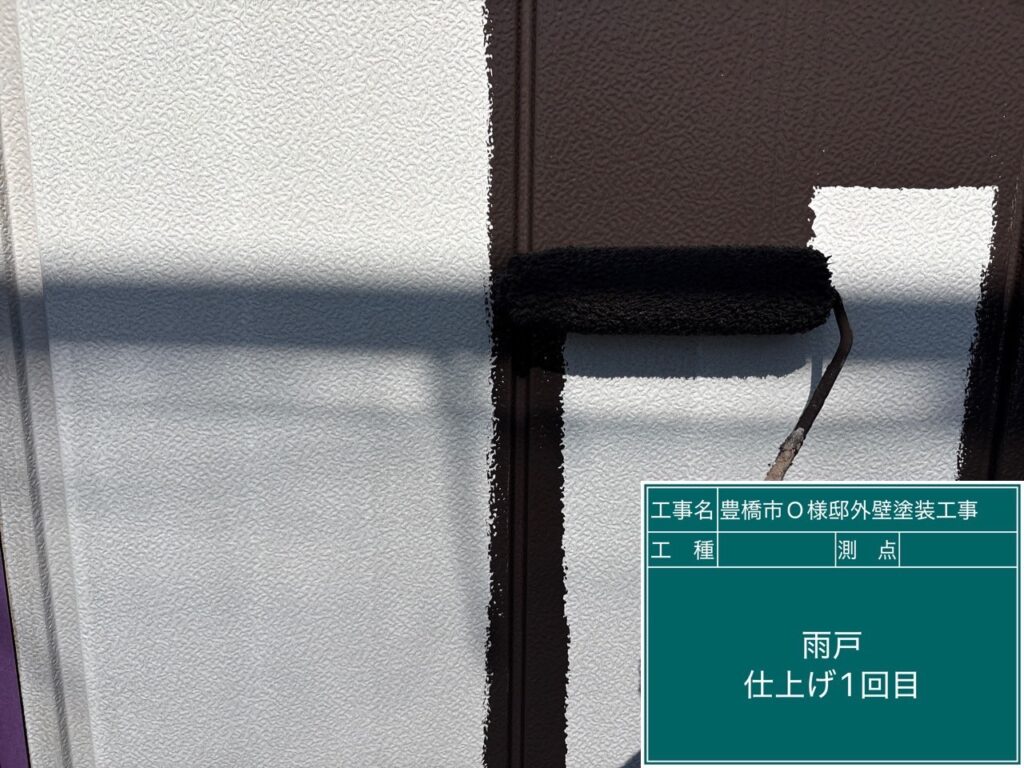 雨戸仕上げ1回目塗布