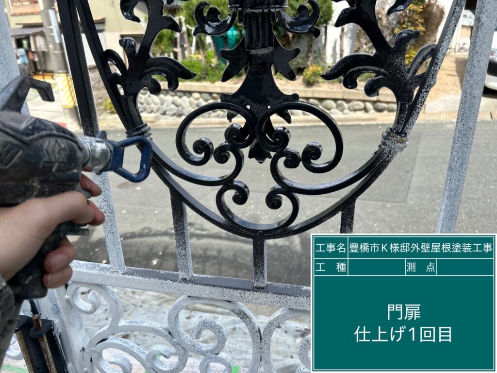 鋳物門扉仕上げ1回目塗布